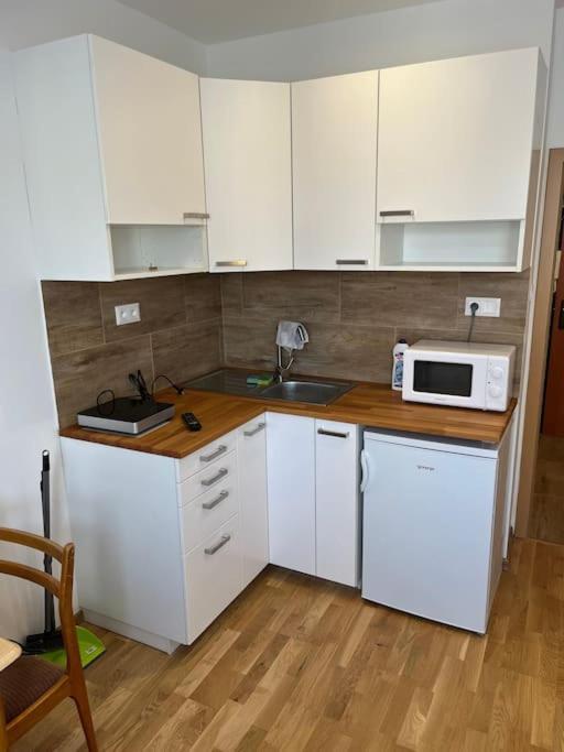 Brand New Apartment In The Heart Of Братислава Экстерьер фото